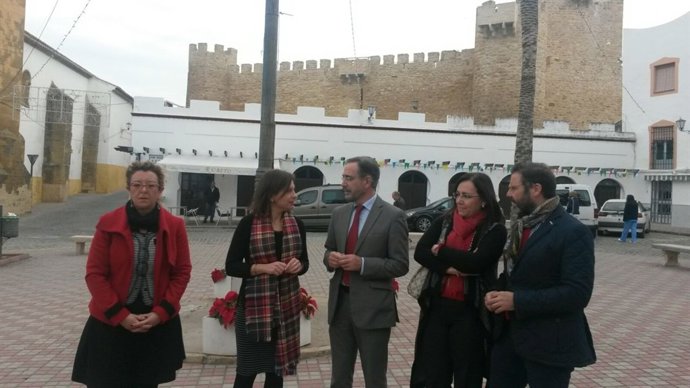 López (c) y Uceda (2i) en la visita a Lopera. 