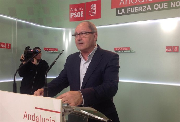 El secretario de Organización del PSOE-A, Juan Cornejo, en rueda de prensa