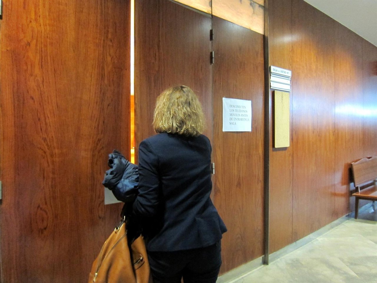 La esposa de Méndez entrando en la sala para ser interrogada. 