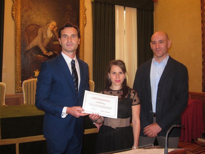 Iulia Adriana Cimpian recibe su Premio Fin de Master. 