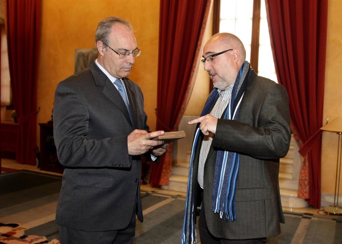 El Parlamento recibe un ejemplar de la primera edición del 'Ideal andaluz' 