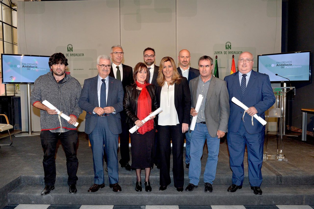 La presidenta de la Junta, Susana Díaz, posa con los premiados