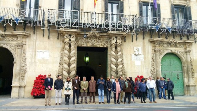 Concentración en respulsa por la muerte de dos policías en la embajada de Kabul