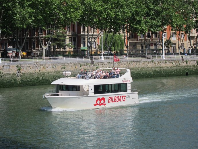 Turistas disfrutan del buen tiempo en Bilbao