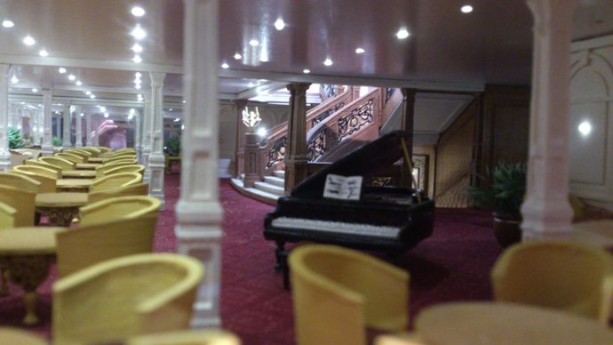 Detalle del salón y la escalinata de la maqueta del Titanic en Granada.