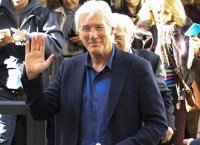 Richard Gere irrumpe en campaña electoral para llamar la atención sobre los sin techo