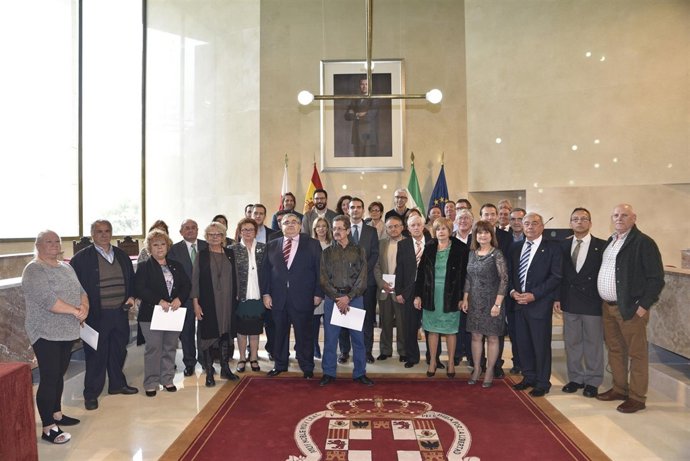 El alcalde, junto a los funcionarios homenajeados