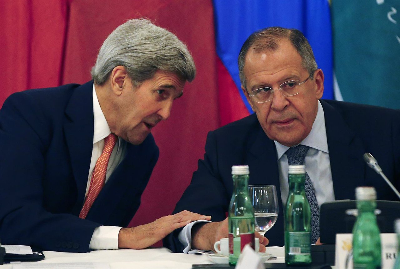 U.S. Secretary of State Kerry talks to Russian Foreign Minister Lavrov before a 
