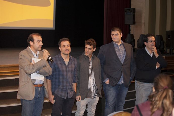 El director, Daniel Guzmán, y los protagonistas presentando 'A cambio de Nada'.