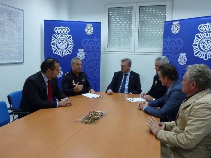 Primo (centro) asiste a la reunión con los miembros de la Policía
