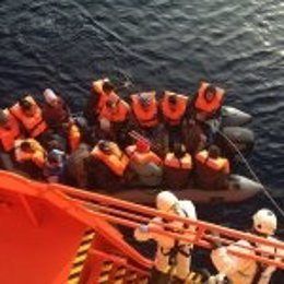 Efectivos de Salvamento Marítimo rescatan a los inmigrantes