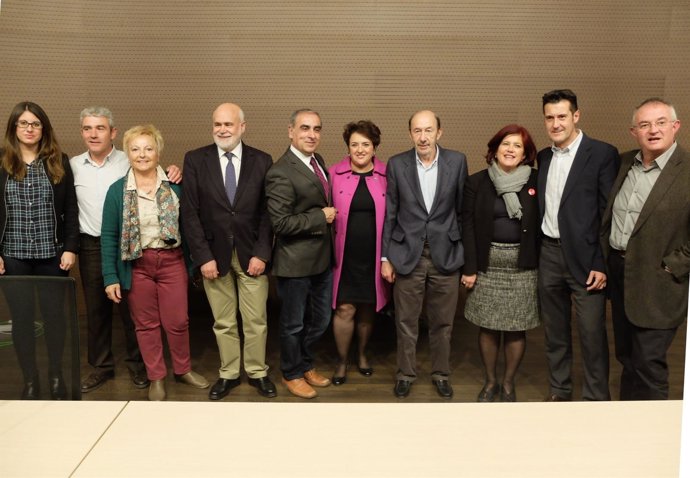 Rubalcaba junto a representantes socialistas en el PTS de Granada.