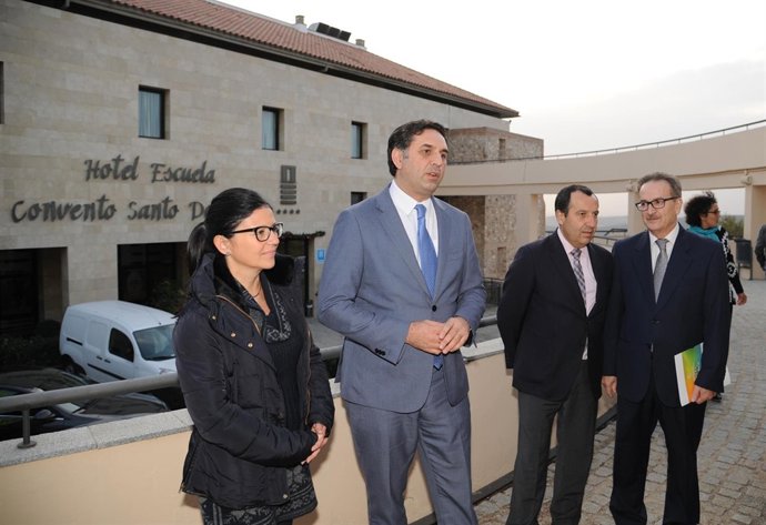 El consejero de Turismo visita la escuela de Archidona