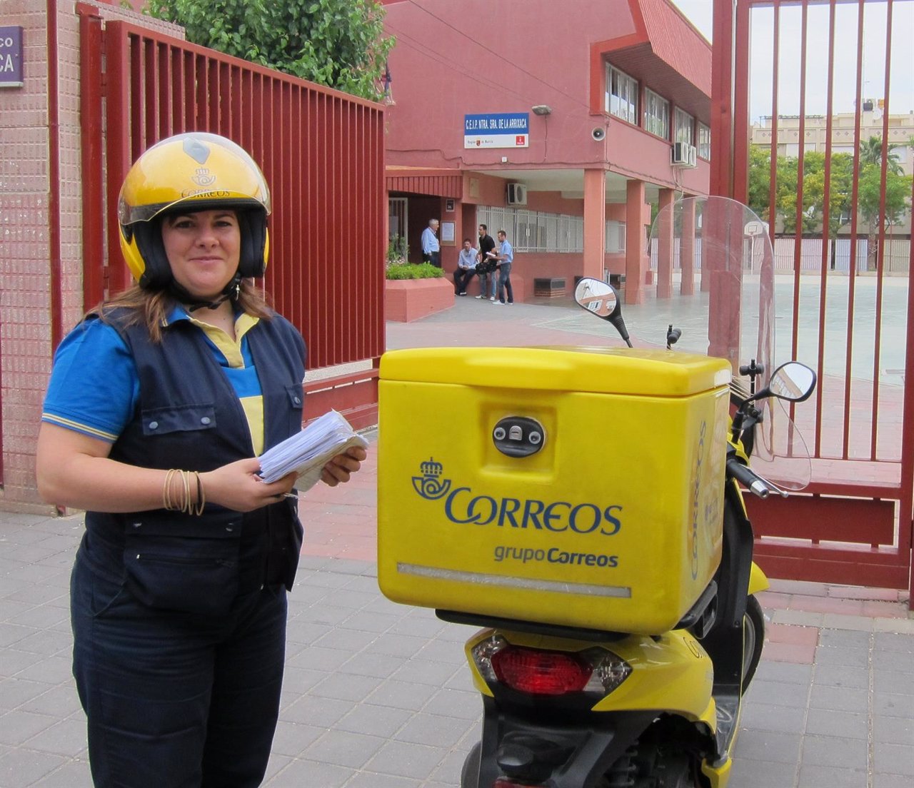 Una trabajadora de Correos entrega los votos por correo en un colegio electoral