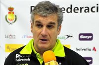 Dueñas: "Ha habido un cambio de pareja arbitral por la mañana y es raro"