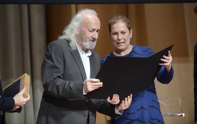 Uxue Barkos entrega el premio Francisco de Javier a Montxo Armendáriz.