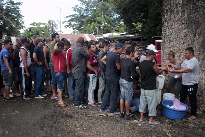 Migrantes cubanos hacen cola en la frontera entre Costa Rica y Nicargua