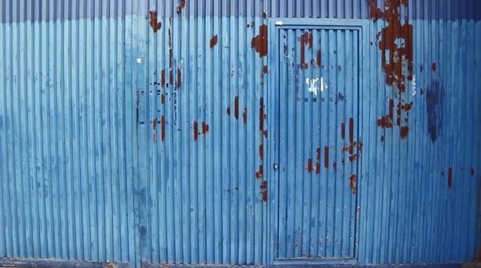 Imagen del tráiler de 'La puerta azul'