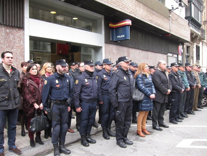 Concentración frente a la Jefatura Superior de Policía.