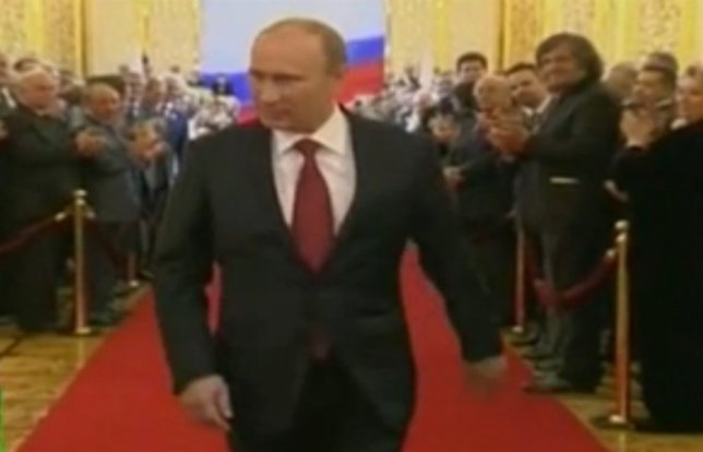 Vladimir Putin andando durante un acto oficial