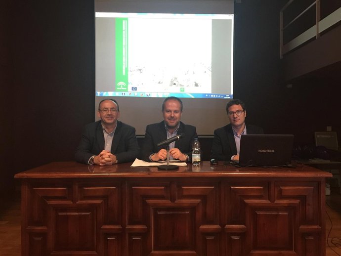 Algar (centro), en la presentación y entrega del estudio en Aguilar