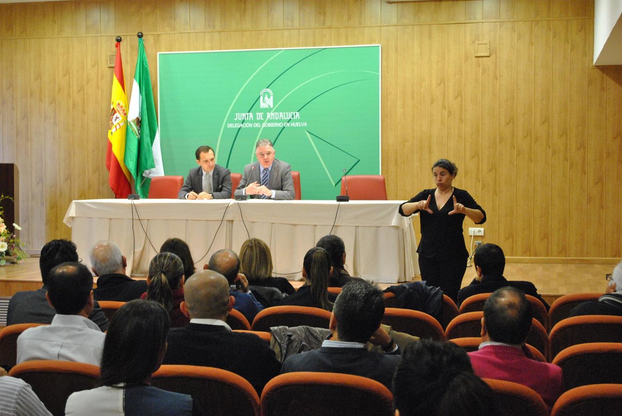 El delegado de la Junta, Francisco Romero, en un acto con asocaciones. 