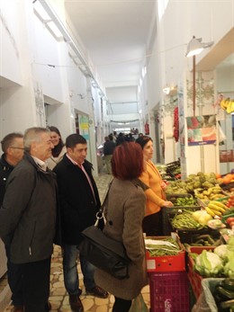 Visita de Francisco Reyes al mercado de abastos de Santo Tomé