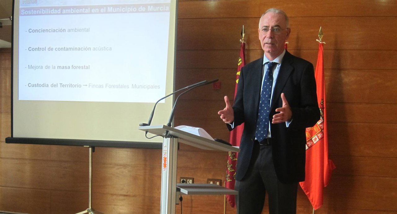 El edil Antonio Navarro presenta los Presupuestos de su Concejalía para 2016