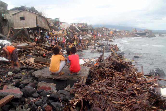 La costa de Legazpi, en Filipinas, tras el paso del tifón Melor