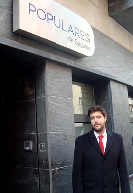 Alexandre, junto a la sede del PP de Segovia