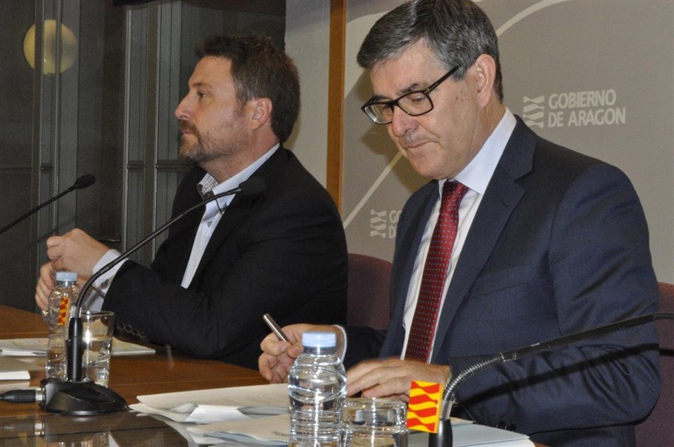 Los consejeros del Gobierno de Aragón Vicente Guillén y José Luis Soro.