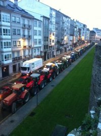 Los ganaderos bloquean un hipermercado en Sarria