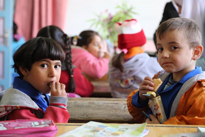 Niños sirios con barritas alimentarias del PMA