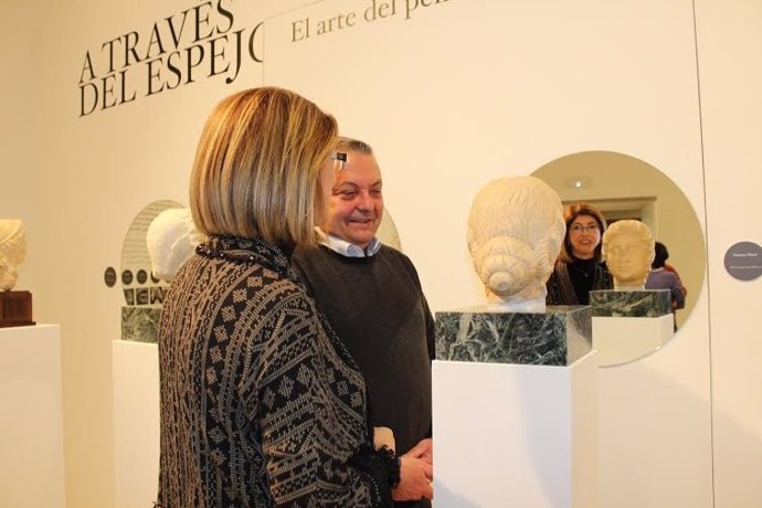 Alcalde presenta la exposición 'A través del espejo: el arte del peinado romano'