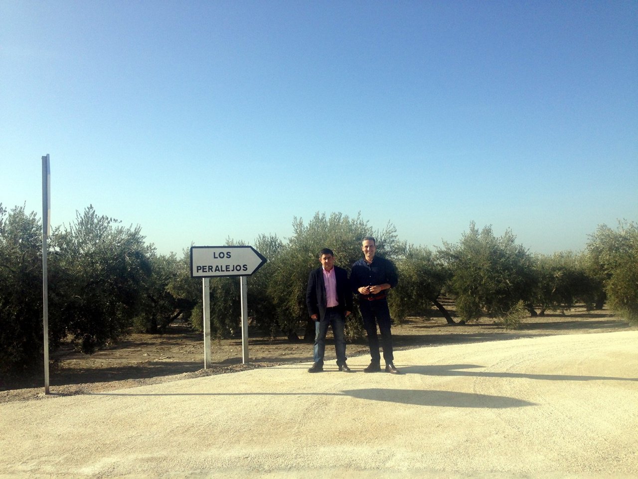 Reyes y Rodríguez visitan el nuevo acceso a la población de Los Peralejos.