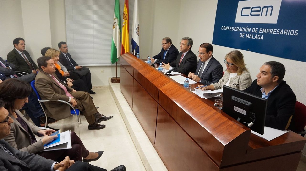 García Urbano, Muñoz y Bendodo en una reunión con la CEM