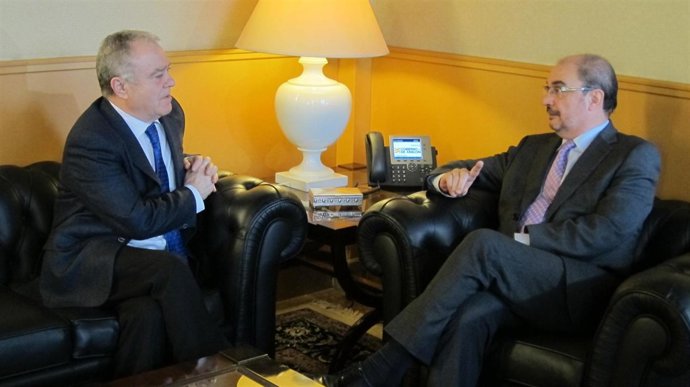 Miguel Gracia, presidente de la DPH, y Javier Lambán, de la Comunidad de Aragón