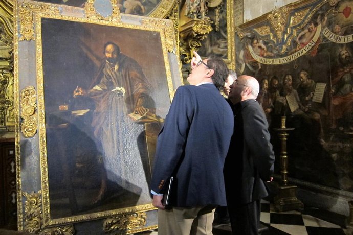 García-Lomas (i) ante el 'San Marcos' de Domedel antes de su restauración.