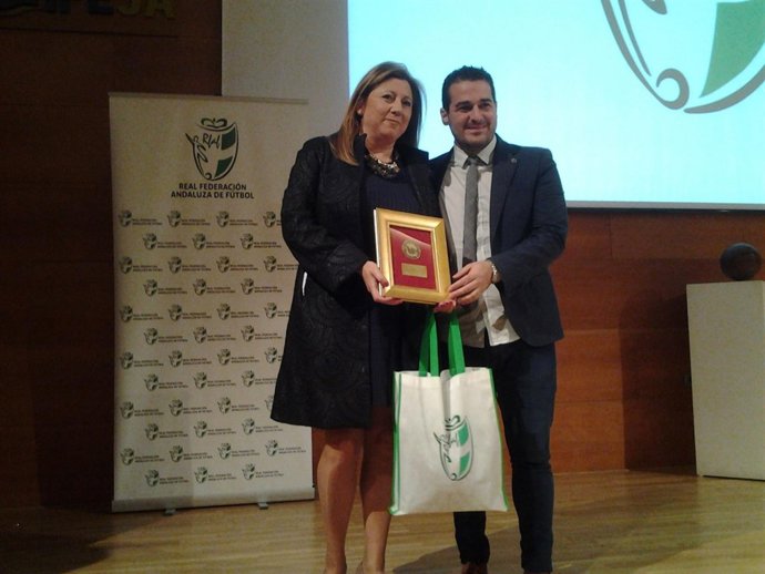 Salazar recibe el premio que reconoce el apoyo de la Junta al fútbol femenino.