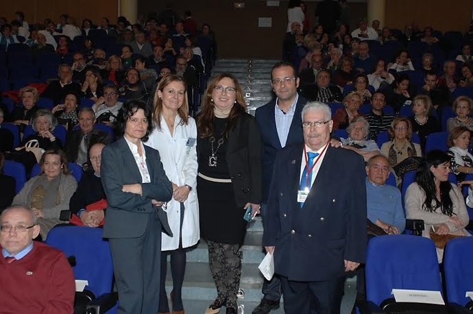 Luna (centro) asiste al homenaje a los sanitarios