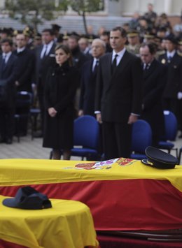 Los Reyes Felipe VI y Letizia, ante los féretros durante el funeral de Estado