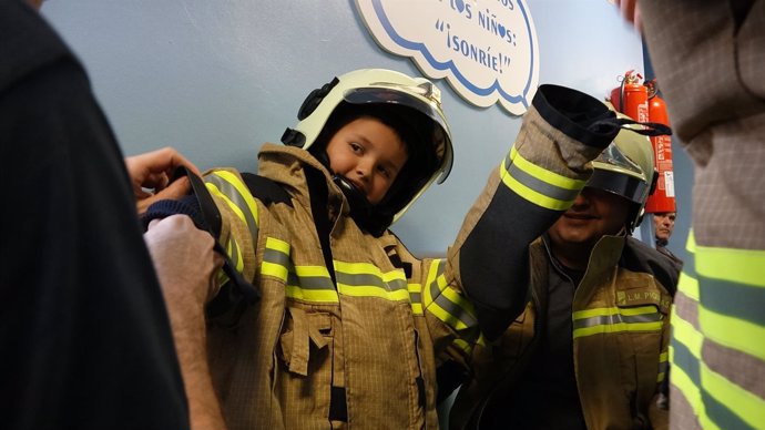 Los bomberos de Bizkaia visitan a los niños hospitalizados