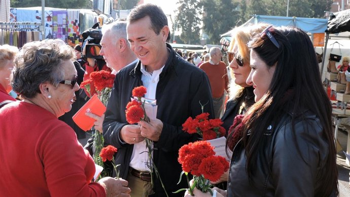 Pérez Navas hace campaña en un mercadillo de la capital