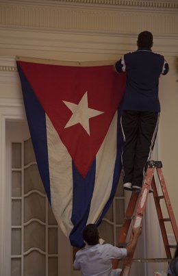 Bandera cubana en la Embajada de Cuba en Washington