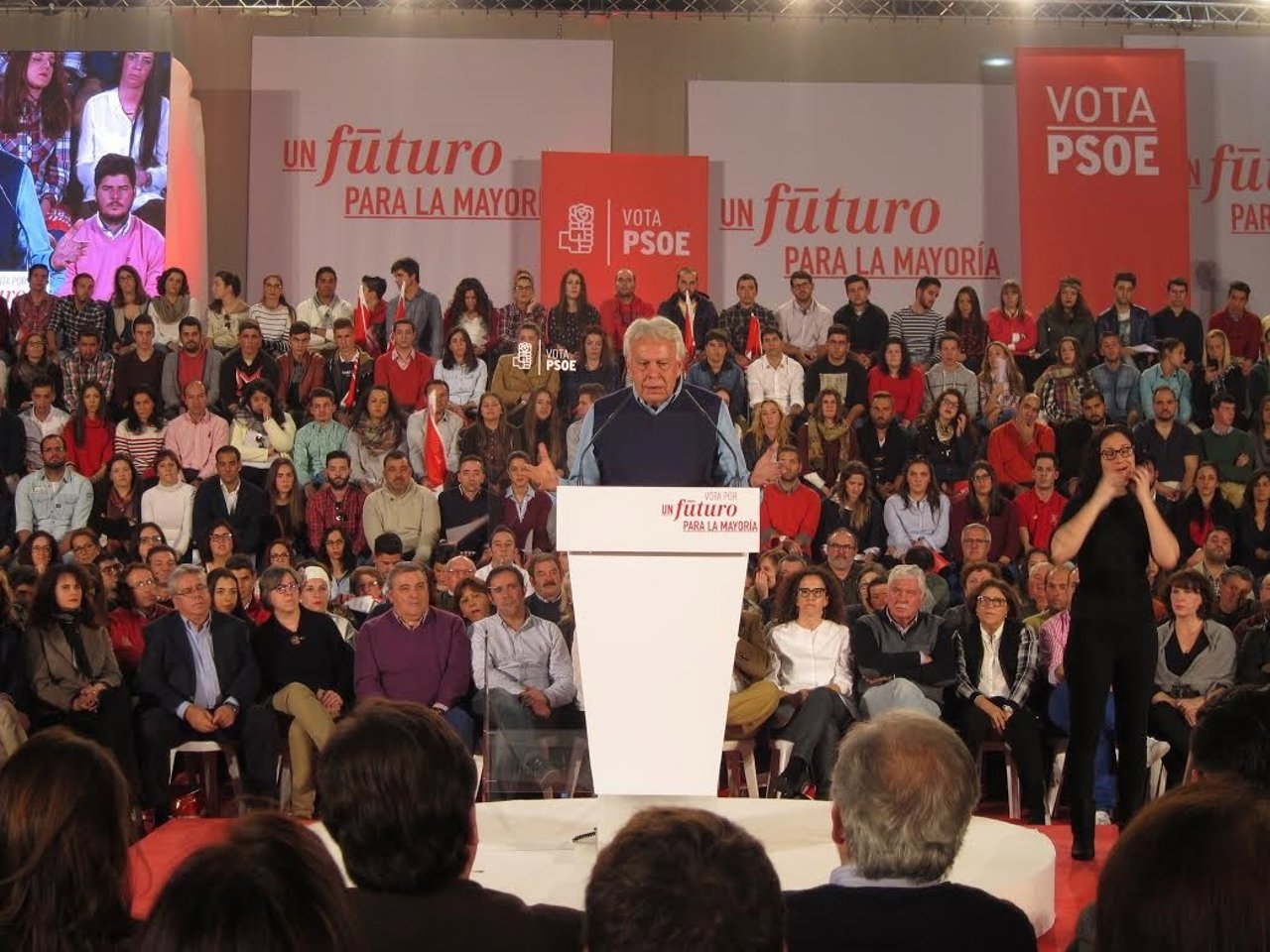 Felipe González en un mitin en Badajoz