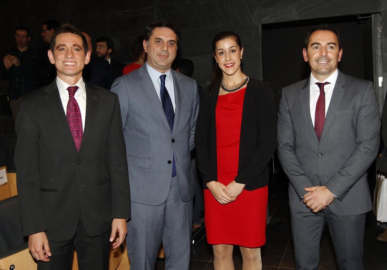 El consejero de Turismo, Francisco Javier Fernández, y Carolina Marín