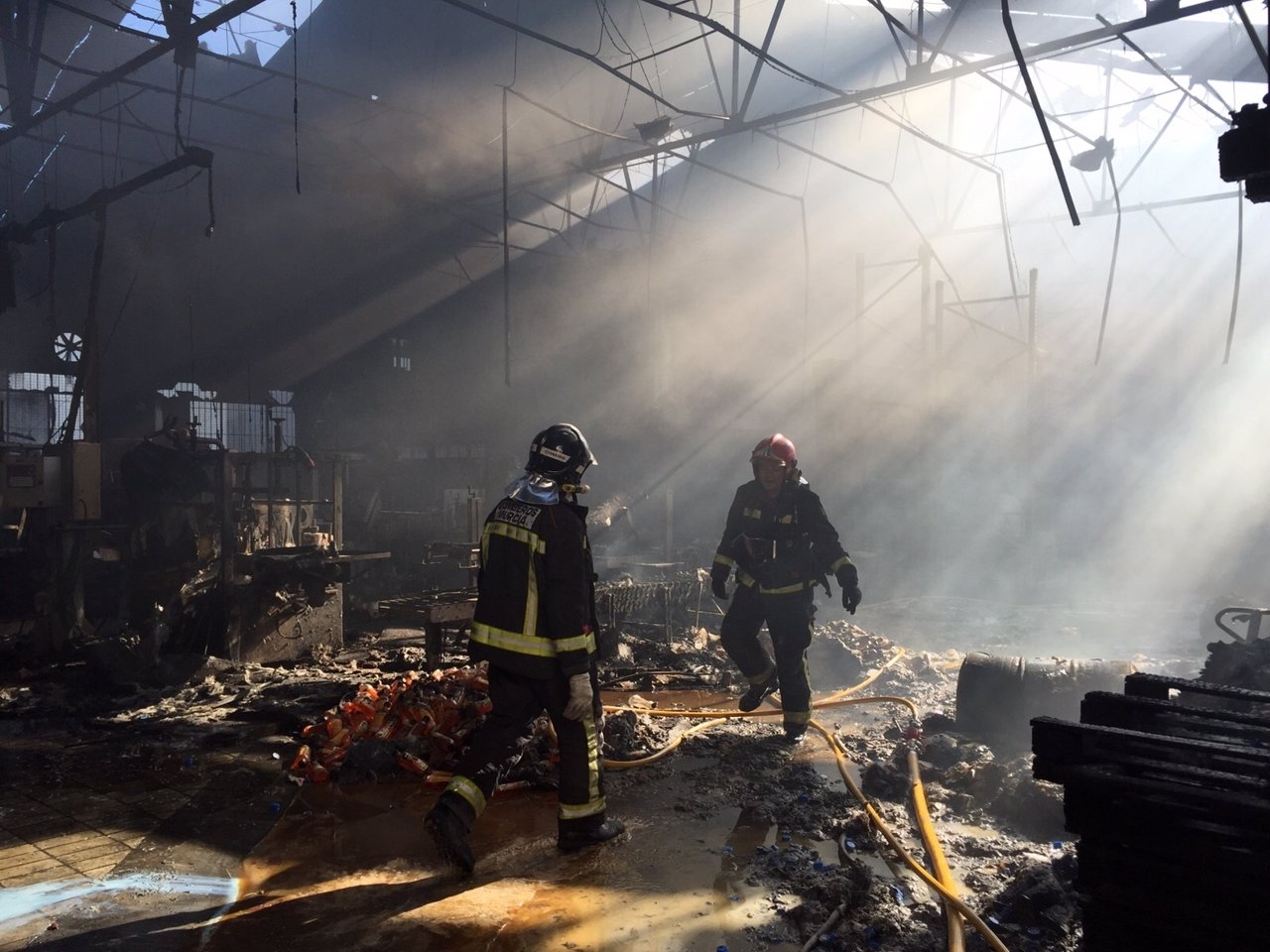 Bomberos intervienen en incendio de una fábrica en El Palmar
