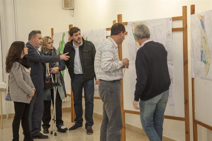 La alcaldesa con varios concejales en la exposición pública del PGOU