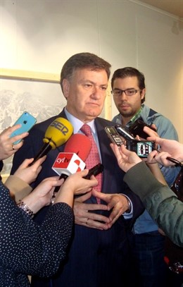 Francisco Vázquez atiende a los medios en Segovia