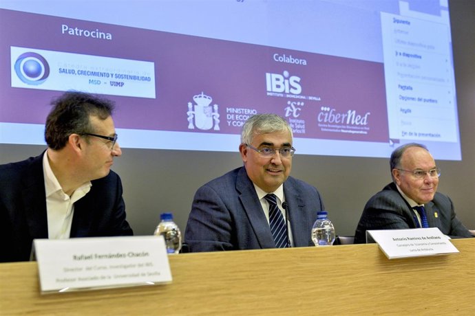 Antonio Ramírez de Arellano, en el centro